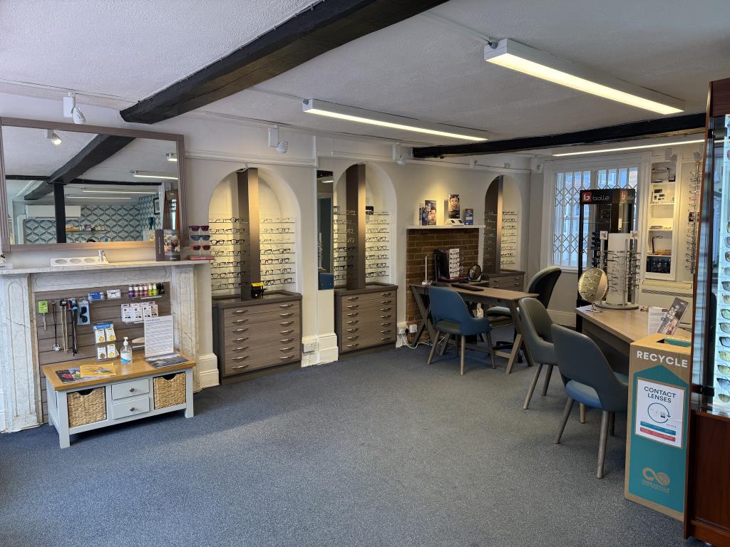 Lot: 83 - FREEHOLD TOWN CENTRE COMMERCIAL INVESTMENT AND UPPER FLOORS WITH POTENTIAL - The Ground Floor Commercial Space